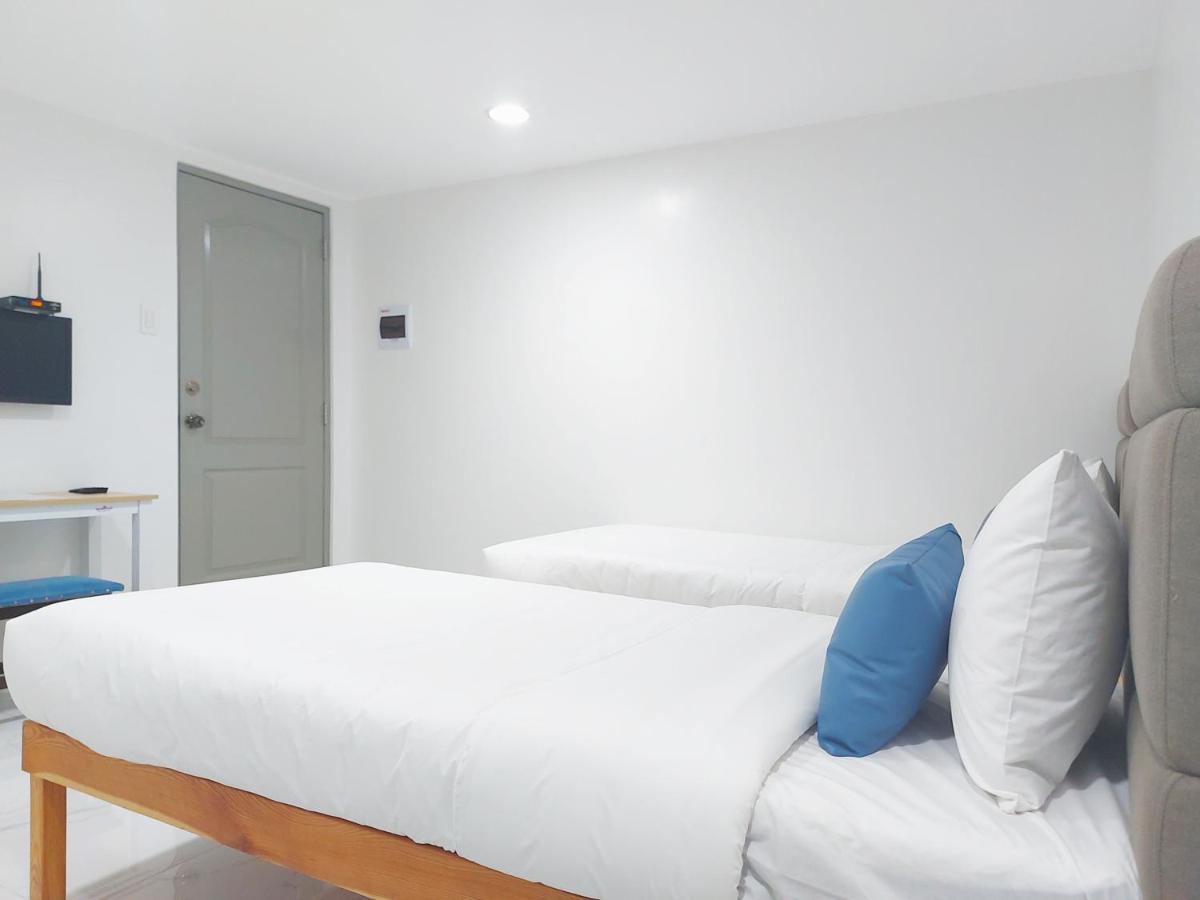 Airobedz Makati - A Value Hotel Manila Luaran gambar